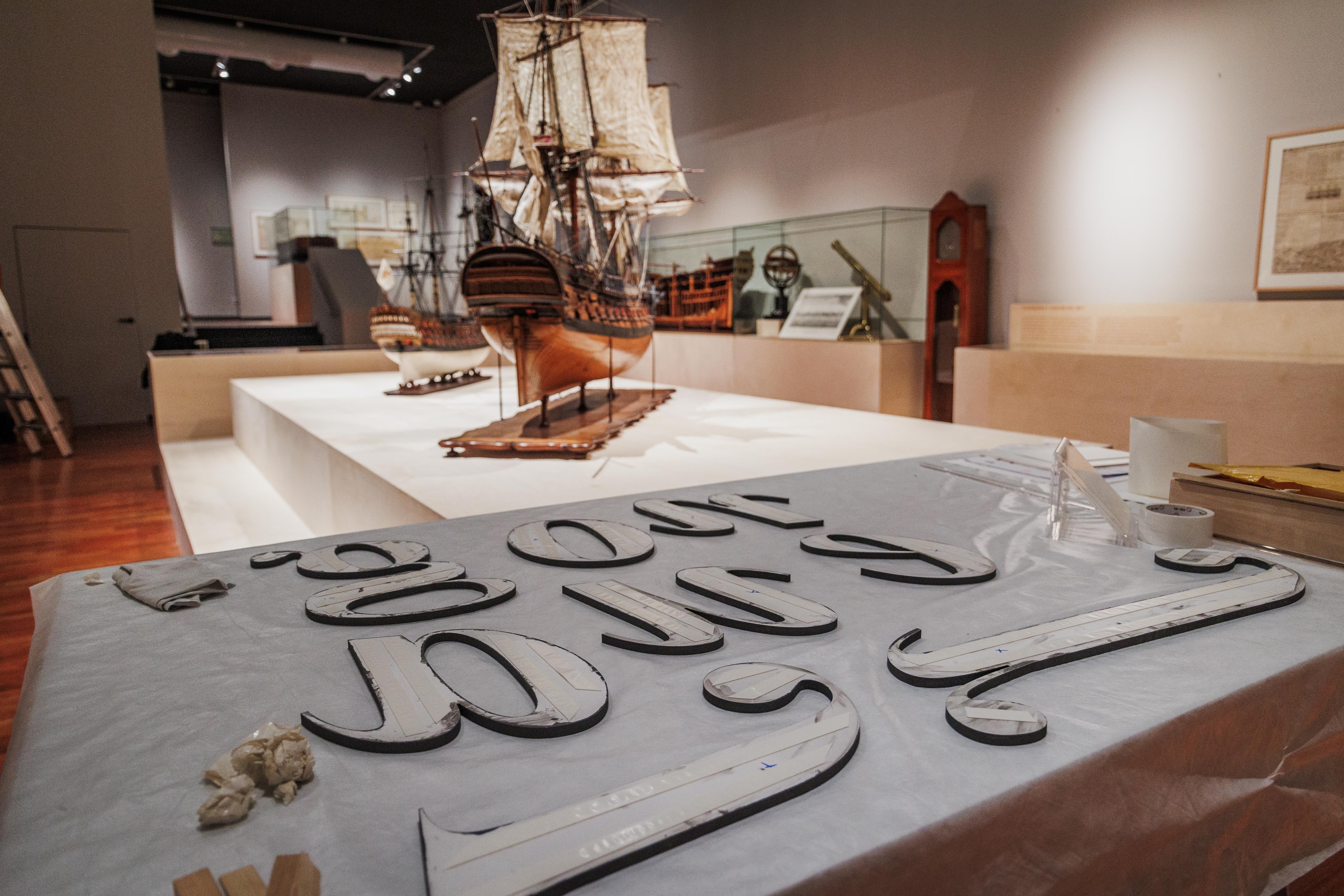 Montaje de la exposición del Museo Naval sobre Jorge Juan