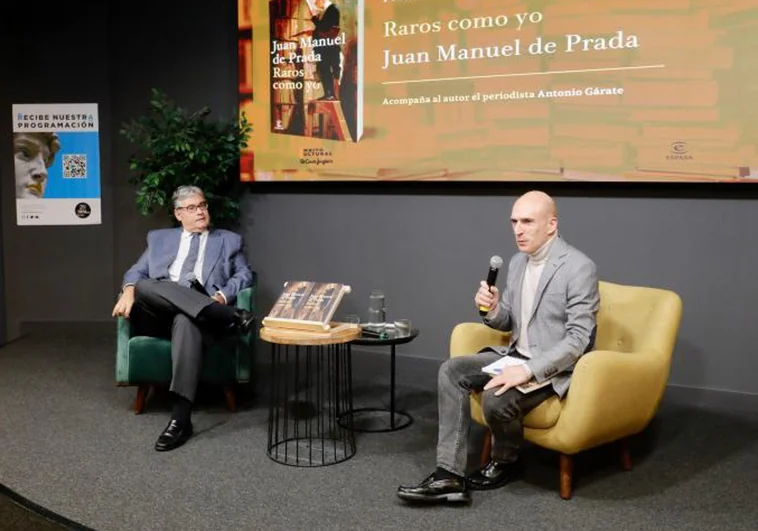 Juan Manuel de Prada y Antonio Gárate, en la presentación de libro