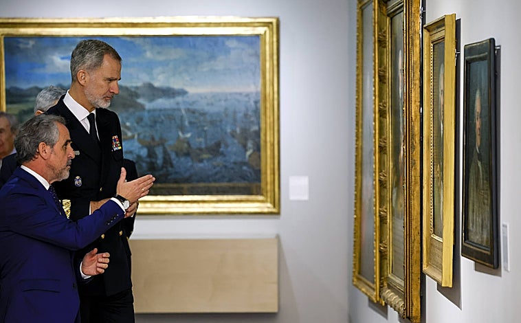 Imagen principal - El comisario de la muestra, José María Moreno, muestra al Rey los cuadros de Ulloa y La Condamine. La también comisaria Blanca Sazatornil explica la parte final de la muestra delante del busto basado en la máscara mortuoria del marino. También se exponen modelos de los barcos construidos siguiendo el método de construcción que Jorge Juan desarrolló para la Armada