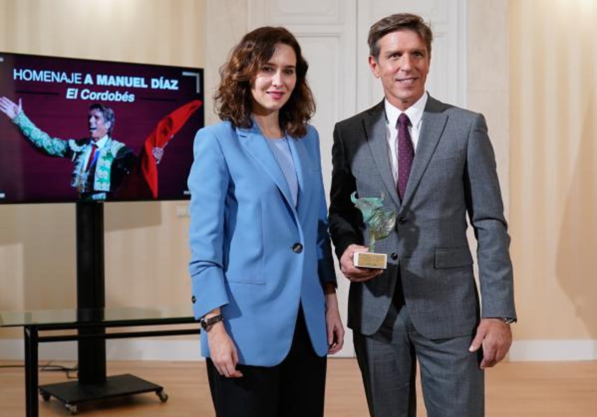 Isabel Díaz Ayuso y Manuel Díaz 'El Cordobés', durante el homenaje al torero