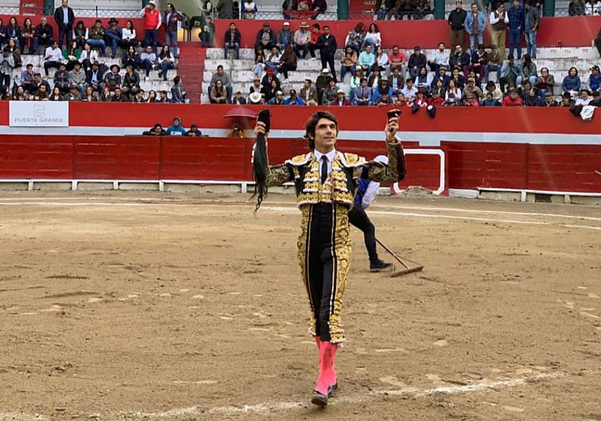 Sebastián Castella pasea las dos orejas y el rabo simbólicos en Riobamba