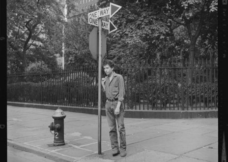 Imagen secundaria 1 - Con los miembros de 'The Band' en 1974, por B. Feinstein; la segunda es una foto de 1963, de Ralph Baxter, en en el Gramercy Park en Nueva York; la pandereta que inspiró 'Mr. Tamboruine Man'