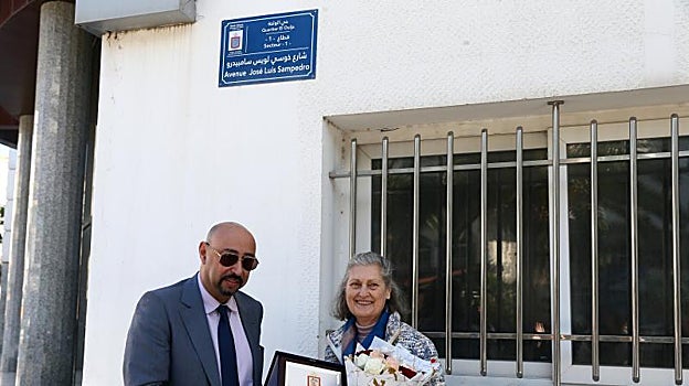 El alcalde de Tánger, Mounir Lymouri, y Olga Lucas, viuda de José Luis Sampedro, posan frente a la placa de la avenida de Tánger nombrada en homenaje al humanista español