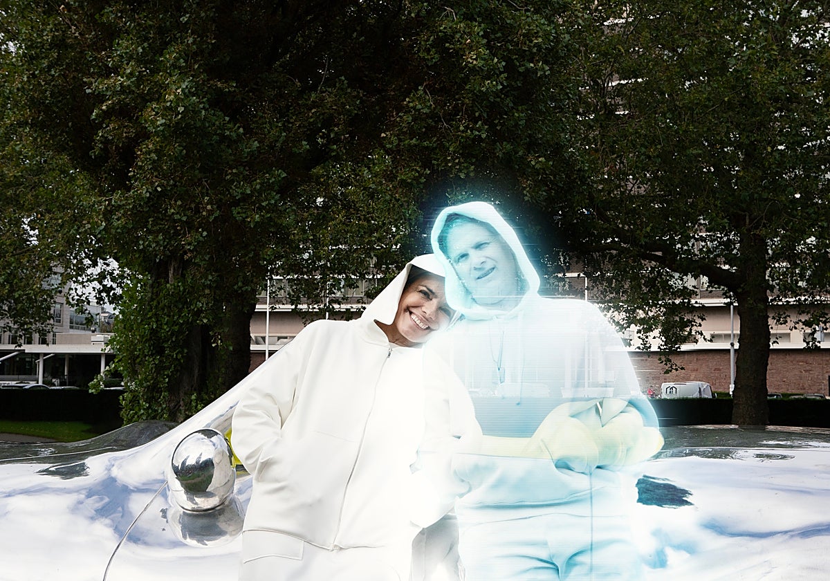 La artista catalana, junto a su futuro marido AILex