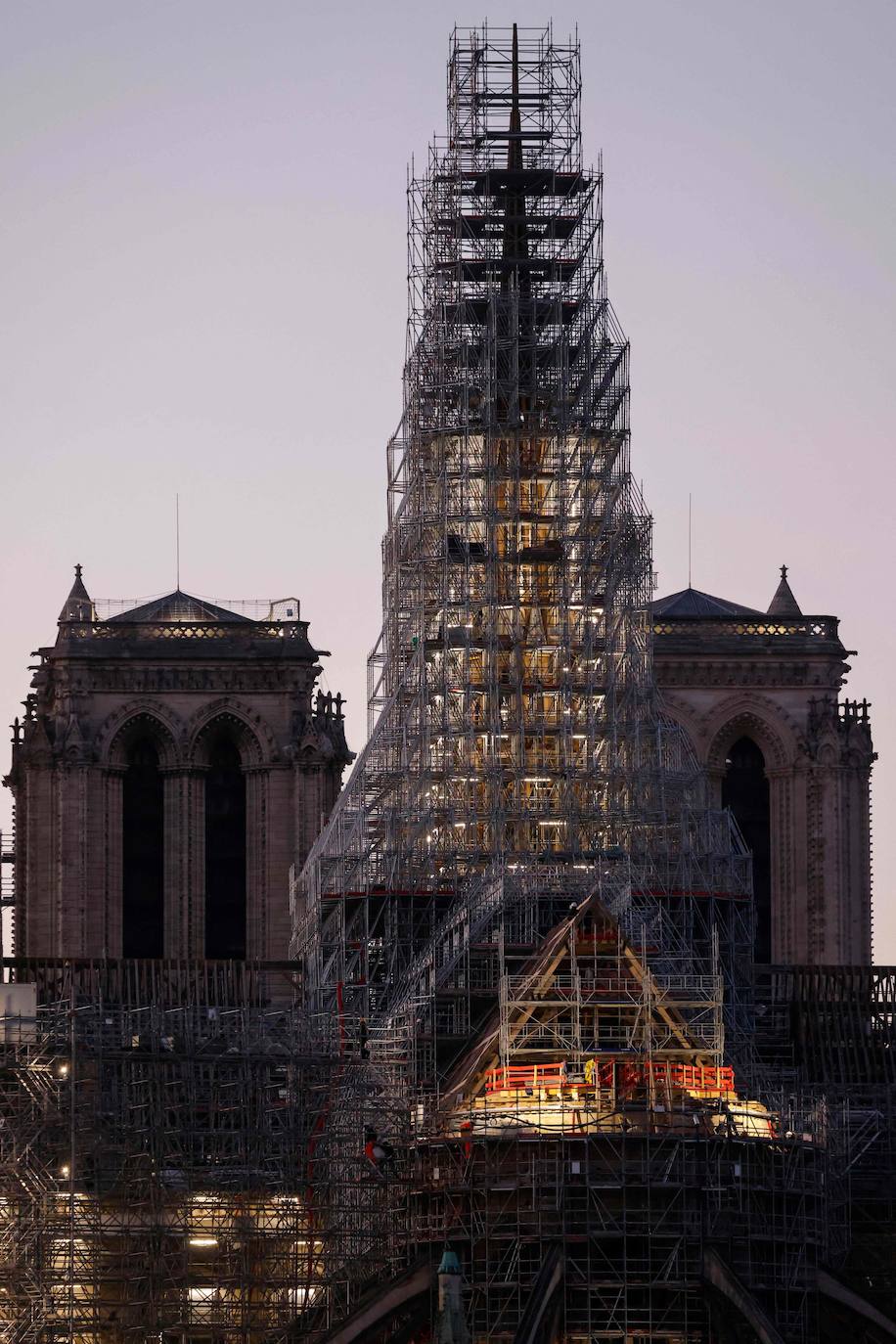 La estructura de la flecha de Notre Dame entre andamios