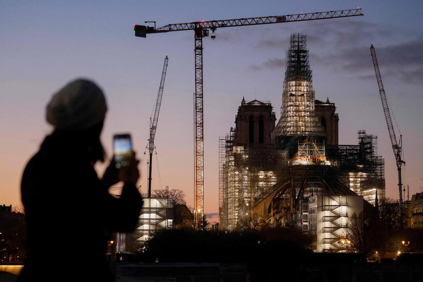 Los parisinos siguen con interés el avance de los trabajos de reconstrucción de Notre Dame
