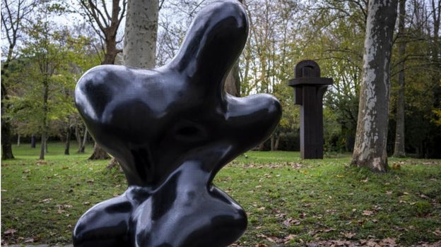 En primer plano, 'Le pépin géant', de Jean Arp, en Chillida Leku. Detrás, una escultura de Chillida