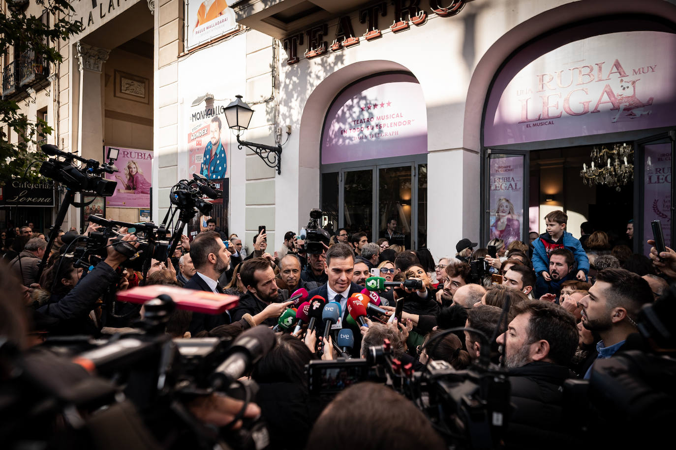 Pedro Sánchez atiende a los medios frente al teatro