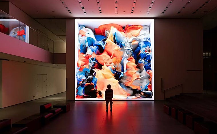 Imagen principal - Arriba, 'Unsupervised', de Refik Anadol para el Museum of Modern Art. Sobre estas líneas, intervención de este artista en la Casa Batlló. A la derecha, Trademark, una de las dos últimas colecciones de arte generativo lanzadas por Jack Butcher