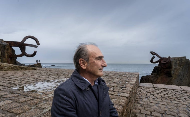 Imagen principal - Arriba, Luis Chillida en 'El Peine del Viento'. Sobre estas líneas, a la izquierda y a la derecha, dos momentos de la construcción del 'Peine del Viento'