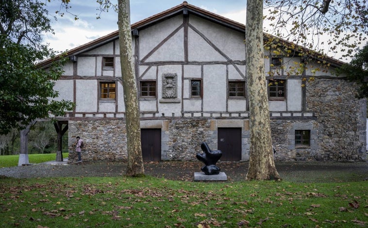 Imagen principal - Arriba, el caserío Zabalaga, en Hernani. A su entrada, una escultura de Jean Arp, préstamo de la Fundación Maeght. Sobre estas líneas, a la izquierda y a la derecha, Eduardo Chillida y su esposa, Pilar Belzunce, en Chillida Leku 