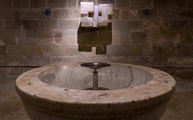 Imagen principal - Arriba, 'Gurutz IV', alabastro de Chillida en la basílica de Santa María. Sobre estas líneas, 'La Cruz de la Paz', también en alabastro, en la catedral del Buen Pastor. A la derecha, la Colchonería San Vicente, un bar junto a la iglesia de San Vicente 