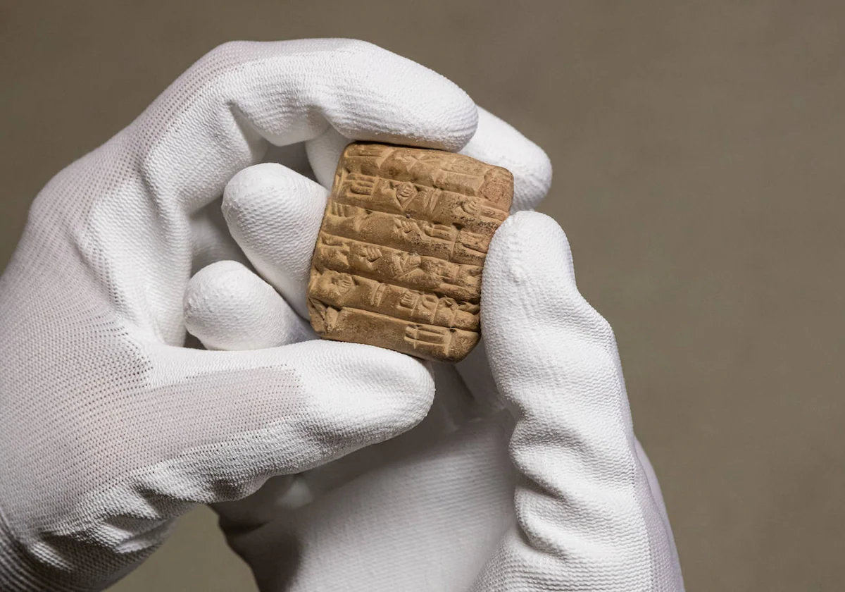 Una tablilla de escritura cuneiforme de la antigua Mesopotamia. Algunas solo miden unos centímetros