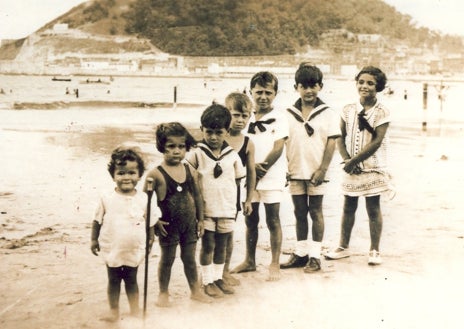 Imagen secundaria 1 - Arriba, Carmen Juantegui con sus tres hijos: Ignacio, Eduardo y Gonzalo. Sobre estas líneas, a la izquierda, Eduardo Chillida con sus primos en La Concha. A la derecha, Juana Eguren con sus nietos