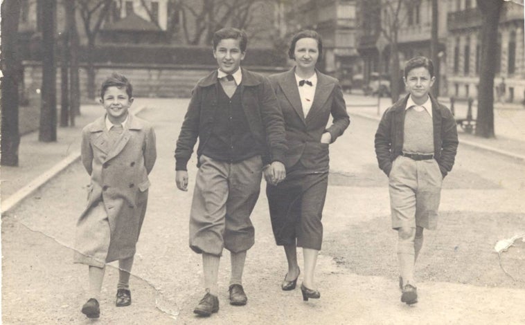 Imagen principal - Arriba, Carmen Juantegui con sus tres hijos: Ignacio, Eduardo y Gonzalo. Sobre estas líneas, a la izquierda, Eduardo Chillida con sus primos en La Concha. A la derecha, Juana Eguren con sus nietos