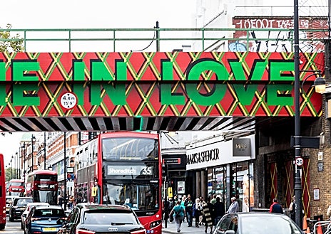 Imagen secundaria 1 - Arriba, 'Flat House', de Material Cultures. Sobre estas líneas, 'Brixton Bridge', de Resolve Collective. A la derecha, Casa NKD en Dakar de Worofila Project