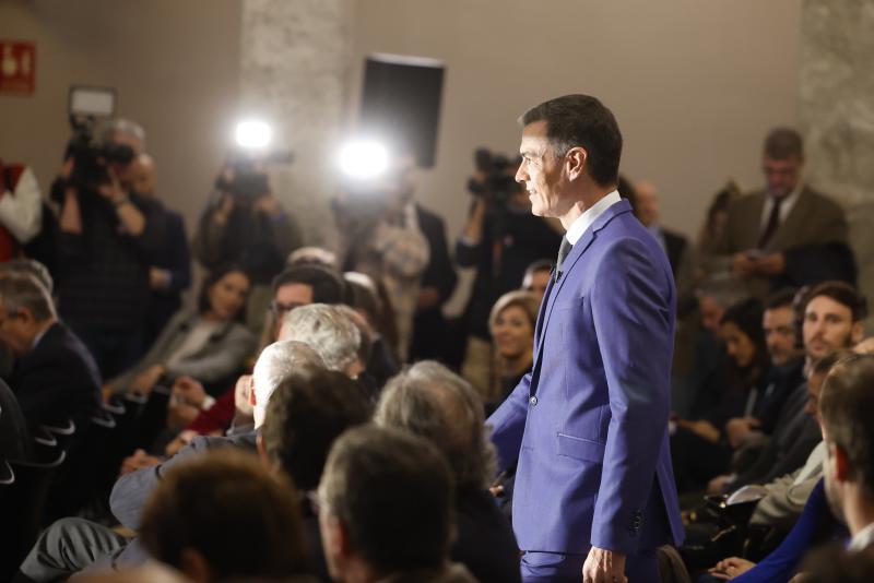 Pedro Sánchez, subiendo al escenario del Círculo de Bellas Artes de Madrid para presentar su última obra 'Tierra firme'