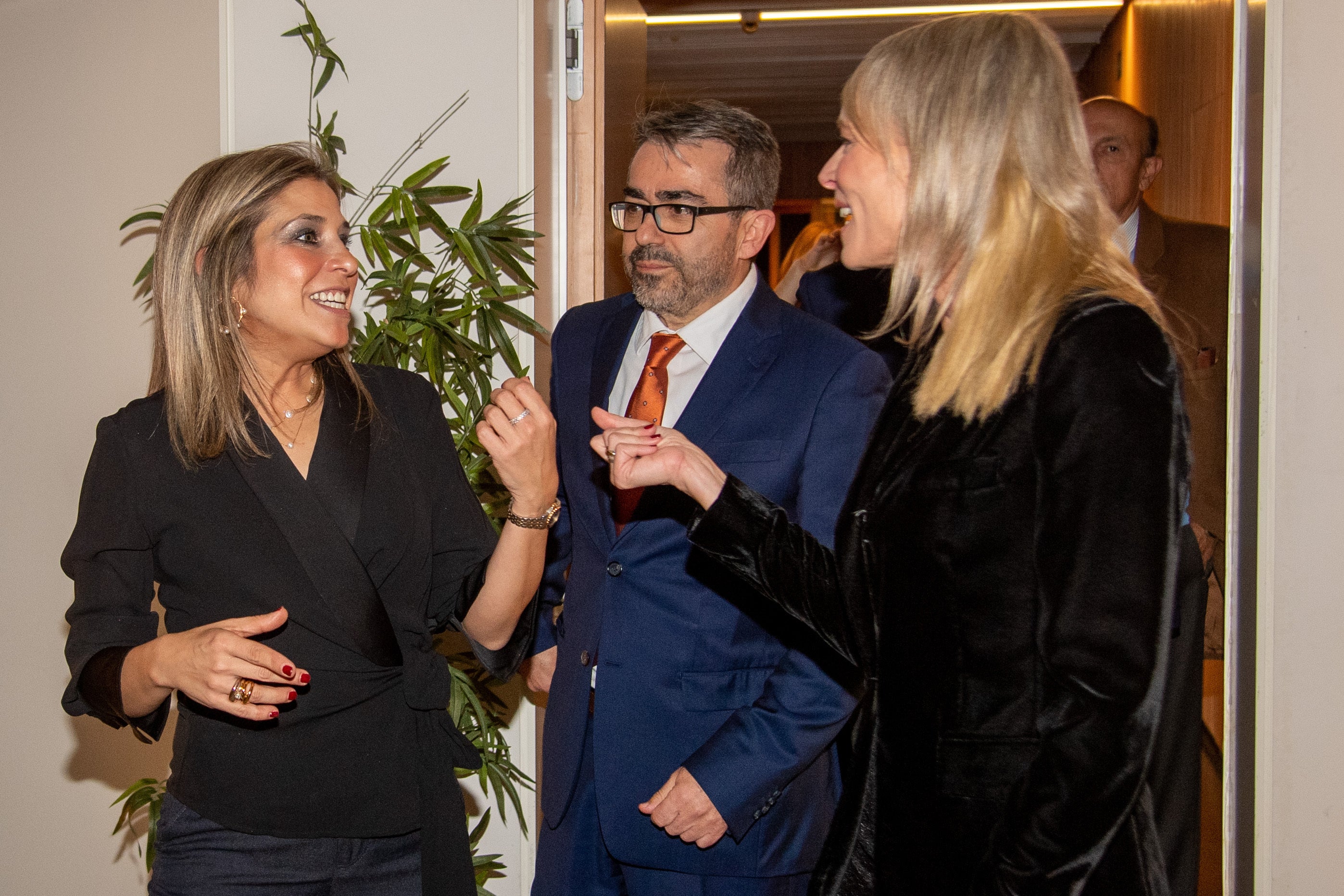 Romina Caponnetto, Karina Sainz Borgo y Jesús García Calero 