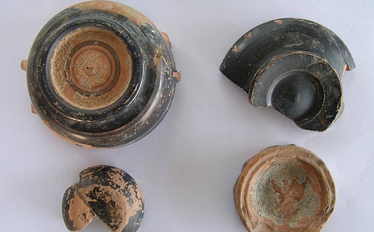 Imagen principal - Cerámica policromada, relieve de mármol con figura masculina y dedo de escultura de mármol