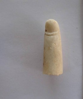 Imagen secundaria 2 - Cerámica policromada, relieve de mármol con figura masculina y dedo de escultura de mármol