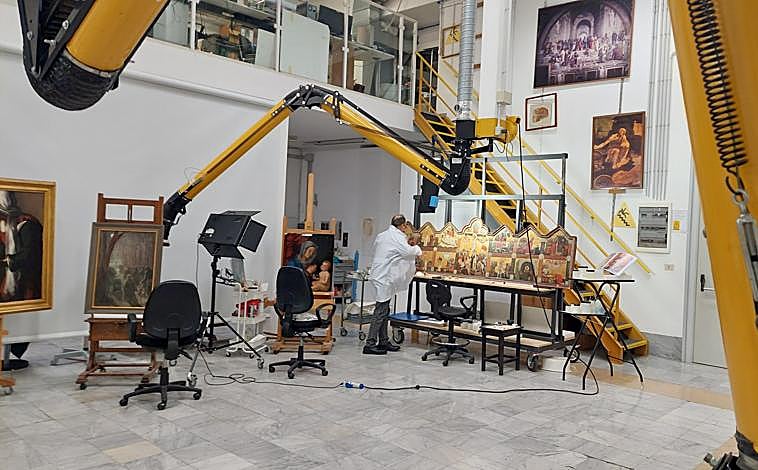 Imagen principal - El Taller de restauración (arriba); a la izquierda, la restauradora Federica Cecchetti; y Francesca Persegati con Angela Cerada 