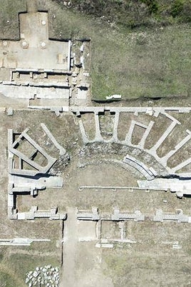 Los restos del teatro (abajo) y la basílica (arriba) de Interamna Lirenas, vistos desde arriba.