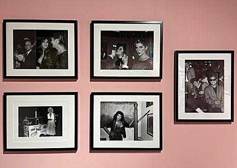 Imagen secundaria 1 - Sobre estas líneas, fotografías de Armando Cristeto y uno de los 'mascarones' de Madorylin Crawford. Arriba, instalación 'Ulises', de David Lozano