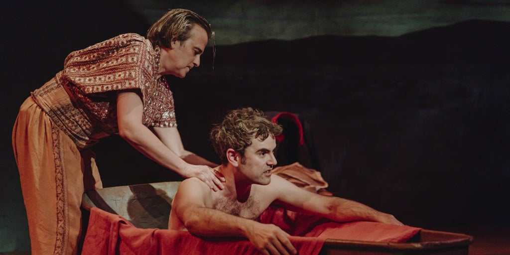 'Els Buonaparte': Napoléon ve José, iç çamaşırları çıkarılmış halde