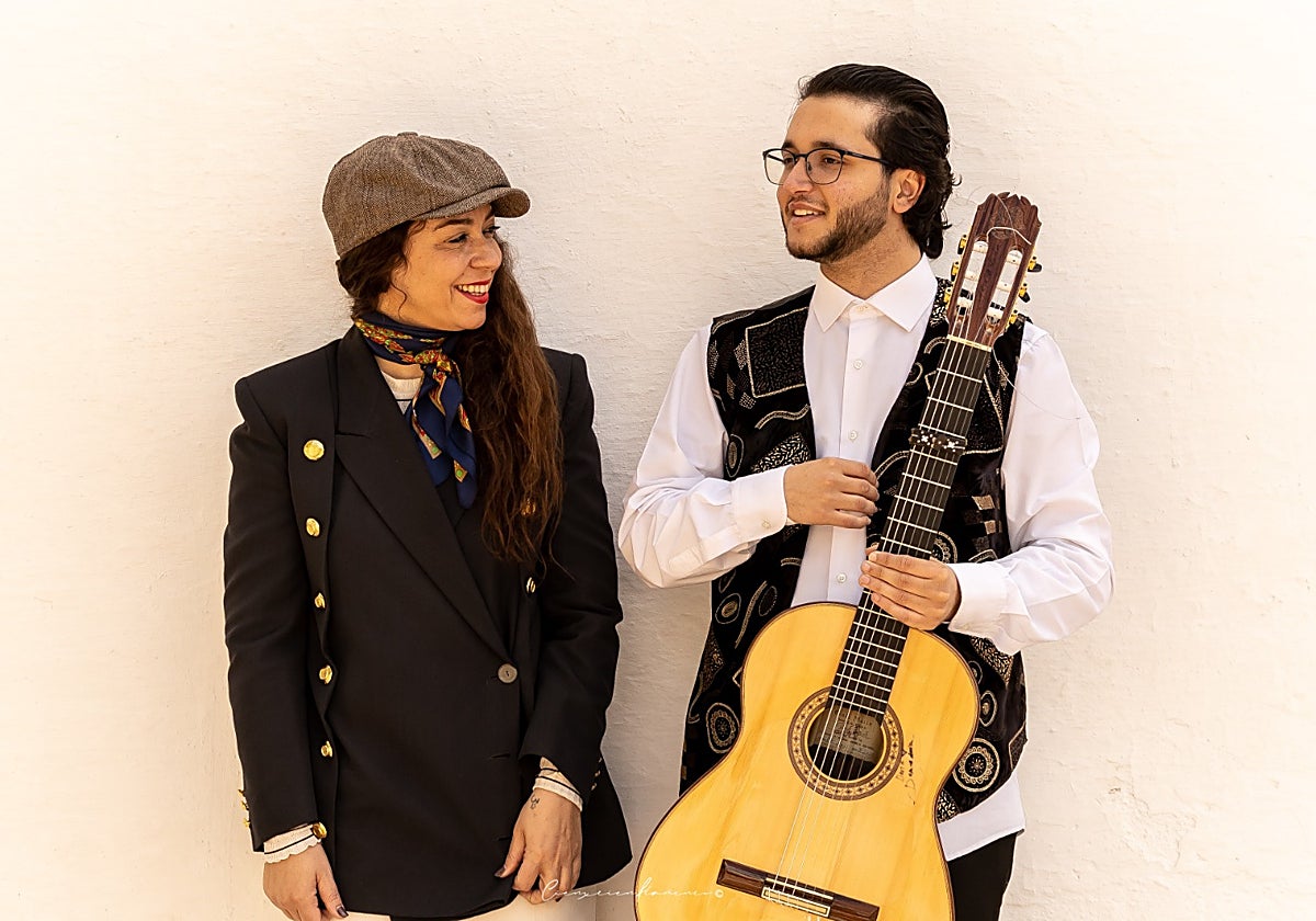 Davide de Arahal, a la guitarra, junto a Sandra Carrasco