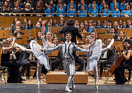 Imagen secundaria 1 - Los alumnos de la escuela José Antonio Checa Ballet estrenan 'El Cascanueces' y actúan en varias ocasiones en el Auditorio Nacional de Música junto a la orquesta Filarmonía, dirigida por Pascual Osa, y en otros teatros, algo inaudito para la mayoría de escuelas de danza en España.