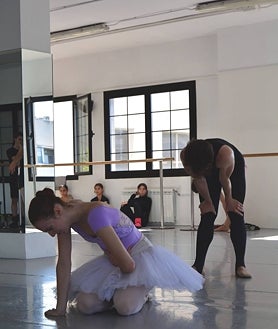 Imagen secundaria 2 - Los alumnos de la escuela José Antonio Checa Ballet estrenan 'El Cascanueces' y actúan en varias ocasiones en el Auditorio Nacional de Música junto a la orquesta Filarmonía, dirigida por Pascual Osa, y en otros teatros, algo inaudito para la mayoría de escuelas de danza en España.