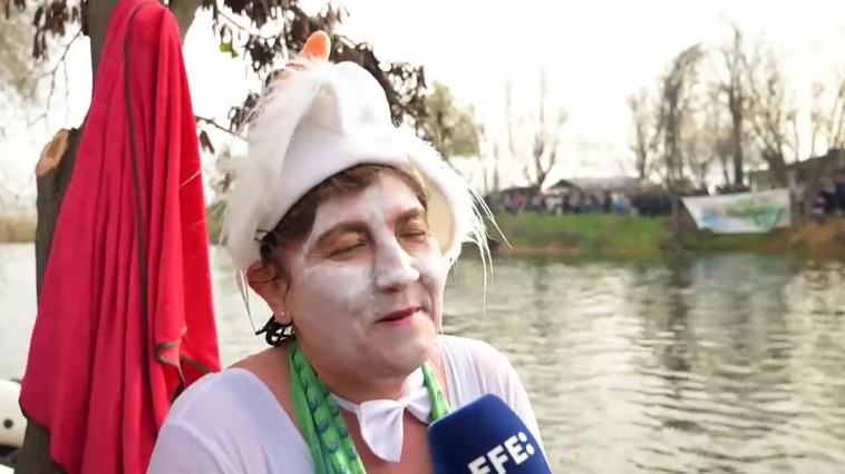 Los vecinos de El Robledo despiden el año con el tradicional chapuzón en el río Bullaque