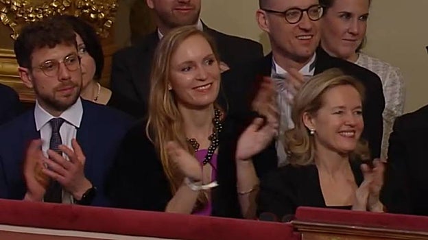 Nadia Calviño aplaude desde uno de los palcos del Musikverein de viena