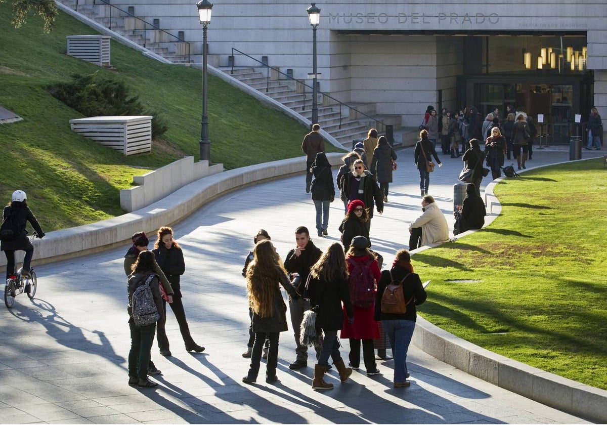 Visitantes a la entrada del Prado