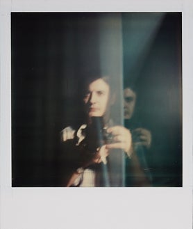 Imagen secundaria 2 - Arriba, 'Santi', imagen de la serie 'Cronos'. Sobre estas líneas, 'La follia', imagen de la serie 'Escenarios de la guerra', y 'Tetris (autorretrato)'