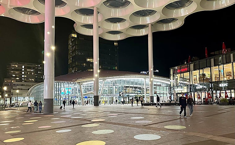 Imagen principal - Arriba, la estación de la ciudad, al anochecer. Abajo, un detalle de la casa del Papa Adriano y la estatua del mismo Papa en la ciudad