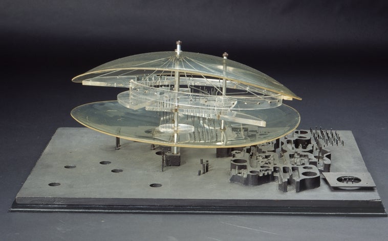 Imagen principal - Arriba, 'Spatiovore' (1959), de Constant. Sobre estas líneas, 'Downtown' (2005), de Mark Lewis, y 'Cadena humana' (2014), de Firenze Lai