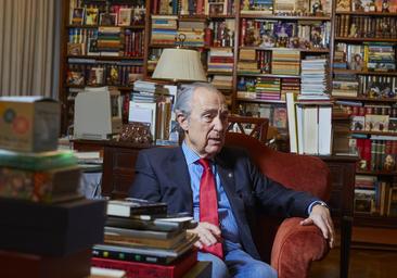 Luis Alberto de Cuenca: «La felicidad da miedo»