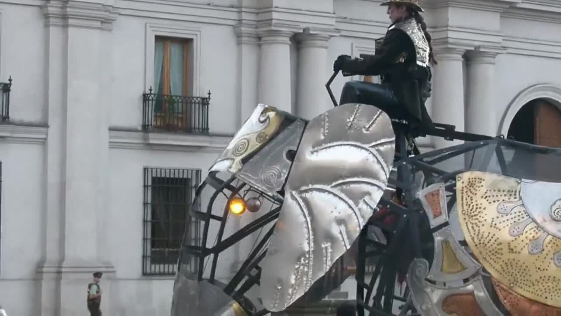 &quot;Tres elefantes pasan...&quot; llega a Chile