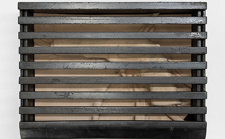 Imagen principal - Arriba, 'Chest'. Sobre estas líneas, dos imágenes de la serie 'Putrido', de la artista lisboeta