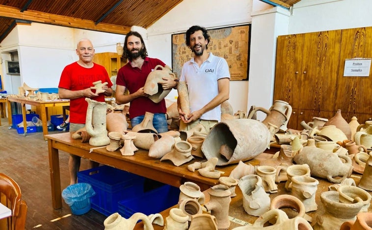 Imagen principal - Horacio González con compañeros del proyecto de Éfeso, una investigadora del proyecto Grepure de Antonio Sáez y trabajos en Lechion, el antiguo puerto de Corinto.