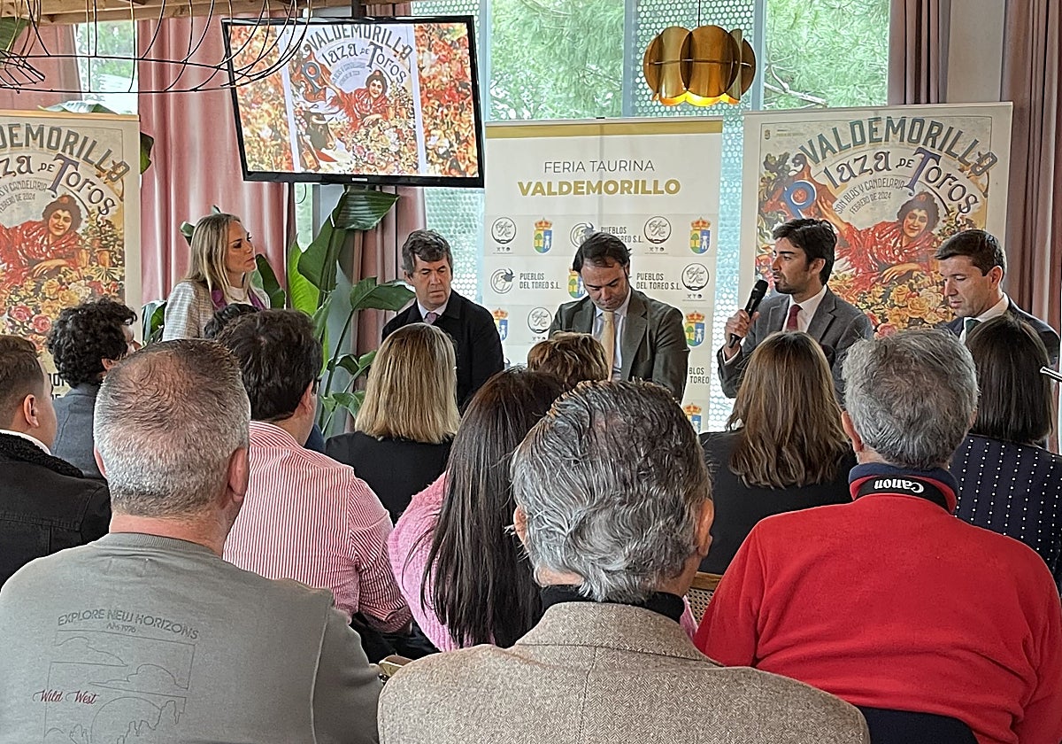 Momentos de la presentación de carteles