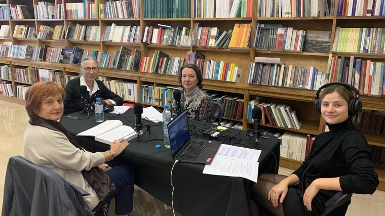 Imagen de la grabación del episodio número 4 El lugar de las mujeres en la historia (Publicacions Universitat de València). De i a d: Isabel Morant, directora y autora del libro; Rosa de Bustos, copresentadora del pódcast; Amparo Jesús-María, editora de PUV; y Julia Sánchez-Arévalo, copresentadora del pódcast.