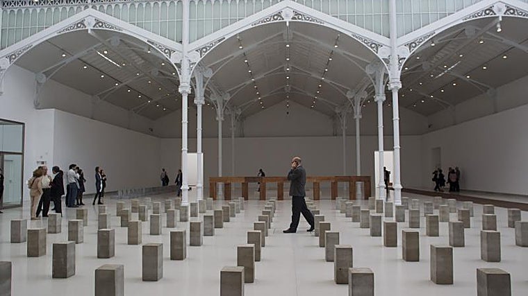 Exposición de Carl Andre en el Palacio de Velázquez del Retiro (una de las dos sedes del museo en este parque madrileño) en 2015