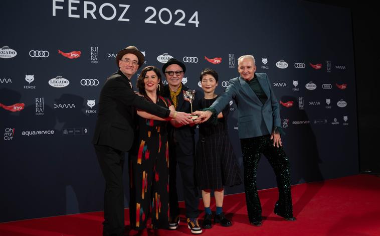 Imagen principal - En la primera imagen el equipo de 'Robots Dreams' posa tras recibir el Premio Feroz a Mejor Película de Comedia. En el medio, el compositor Alfonso de Villalonga posa con el Feroz a mejor música original por su trabajo en 'Robot Dreams'. Sobre estaas líneas la actriz Lola Dueñas recibe el Premio Feroz a Mejor Actriz Protagonista en una Serie por 'La Mesías'