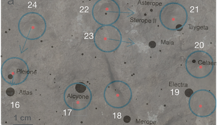 Porción de la piedra superpuesta al mapa celeste de las Pléyades