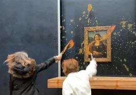 Activistas rocían sopa en el cuadro de la Mona Lisa en el Louvre de París
