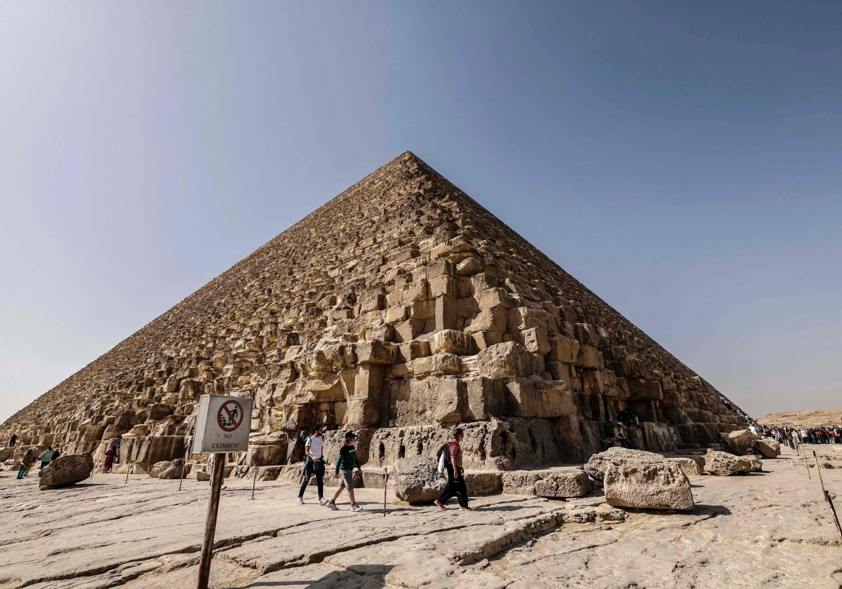 Turistas visitan la Gran Pirámide de Khufu, en Giza