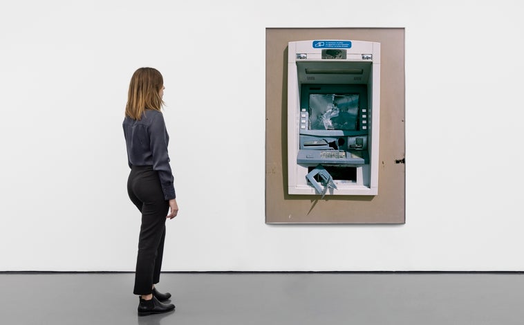 Imagen principal - Sobre estas líneas, las obras 'My Kingdom for a Kiss' y 'Putrido (Vía Crucis 10)', de Isabel Cordovás. Arriba, una mujer contempla la pieza 'Còlere (nanterre)', de la portuguesa