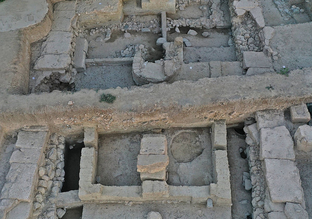 Vista del templo con el altar de herradura